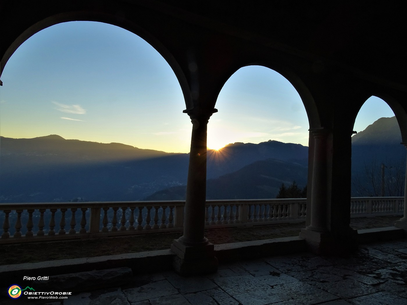 76 Dal porticato della chiesa di Fuipiano...il sole tramonta sul Monte Ocone.JPG